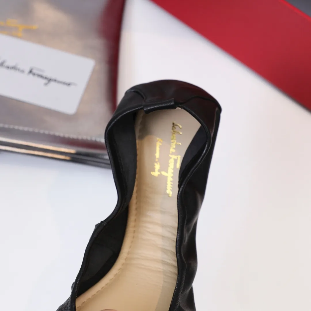 👟👟Ex-factory price 360👟👟 Early spring new style Salvatore Ferragamo hot style small square toe egg roll shoes [wit] 5mm high elastic latex, so soft you want to cry❗️The toe is equipped with Ferragamo's signature hardware butterfly🦋 buckle. Newly opened mold and upgraded outsole, 1cm heel is comfortable and not tiring. Upper: mixed sheepskin Inner pads: light goatskin (non-fading) Color: black, white, gun, red, burgundy, blue, pink Code number: 34-41